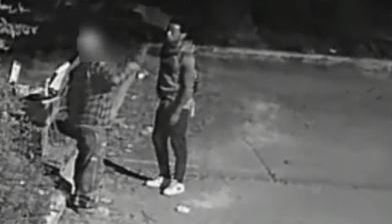 El atacante es descrito como afroamericano, de entre 25 a 30 años.