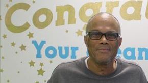 Andrei Jones con su segundo premio de lotería.