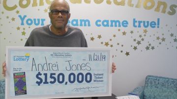 Andrei Jones con su segundo premio de lotería.