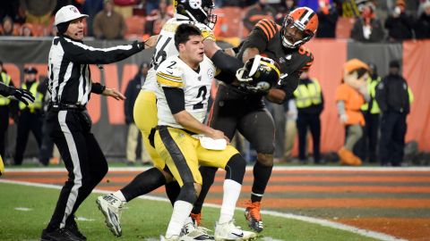 Myles Garrett cometió una de las agresiones más vergonzosas que se recuerden en la NFL.