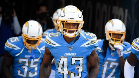 Michael Davis, defensivo de los Chargers.