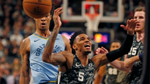 Dejounte Murray hizo una jugada inexplicable que se ha vuelto viral.