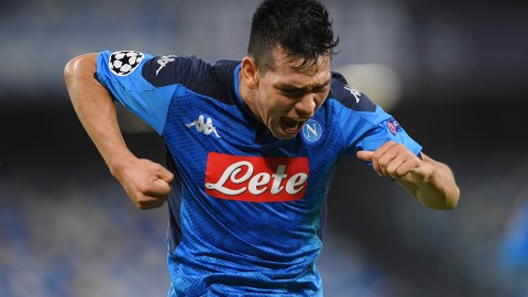 Hirving Lozano y los jugadores del Napoli sufrieron los reclamos de sus seguidores.