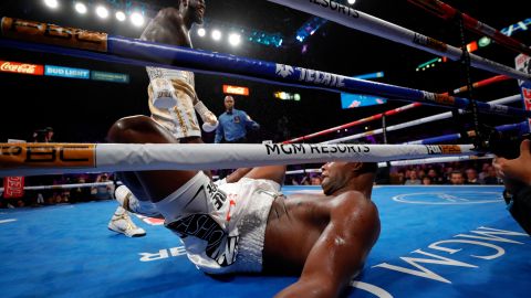 Luis Ortiz en la lona derribado por Deontay Wilder en el round 7.