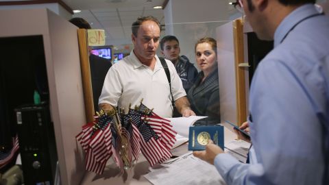 Los inmigrantes pueden apoyar financieramente a sus familiares para facilitar su petición de visa.