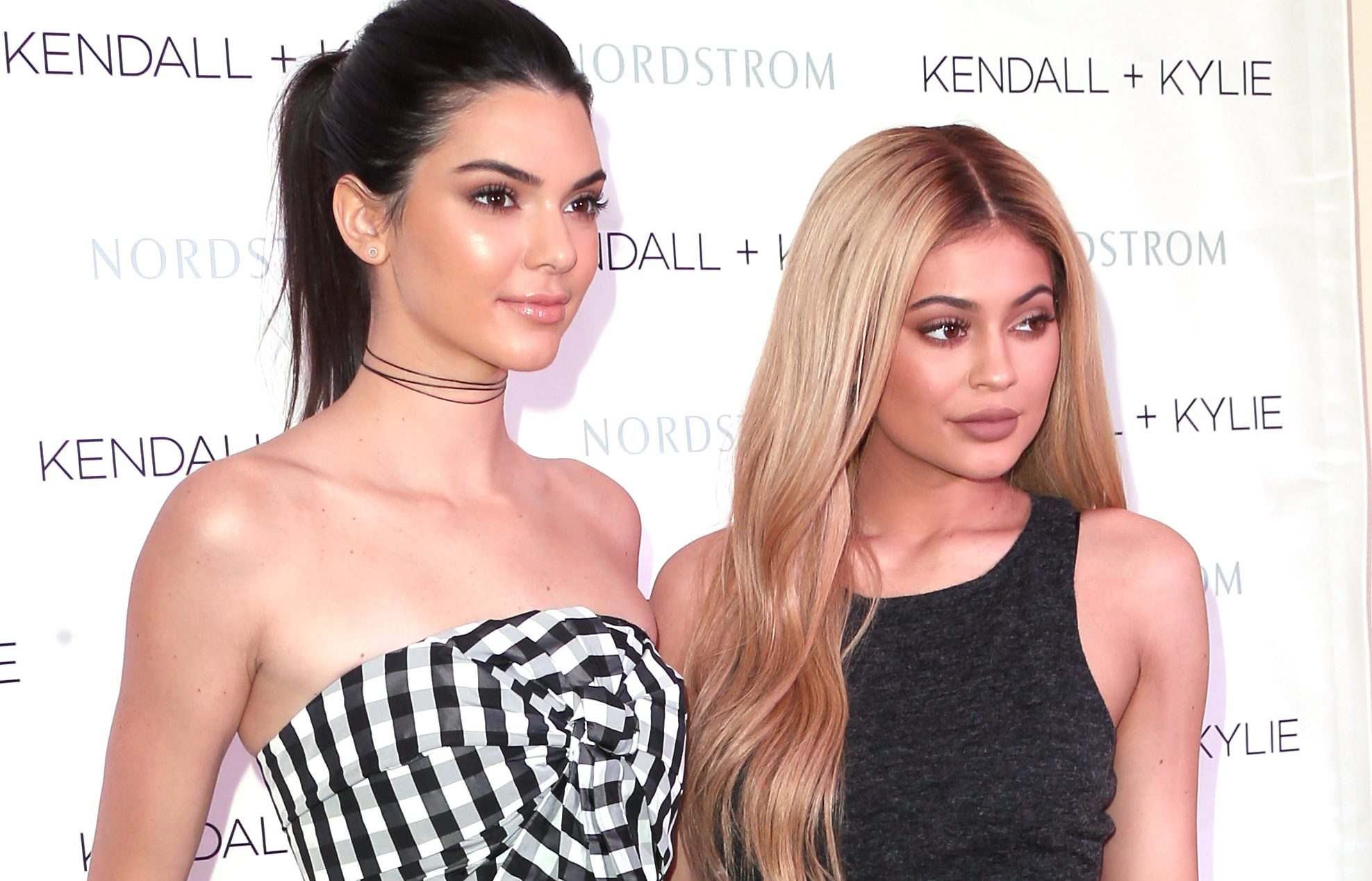 Kendall Y Kylie Jenner Mostrándolo Casi Todo En La Playa Y Con ...