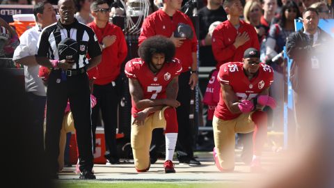 Colin Kaepernick, quarterback de los 49ers, durante el himno nacional antes de un juego de 2016.