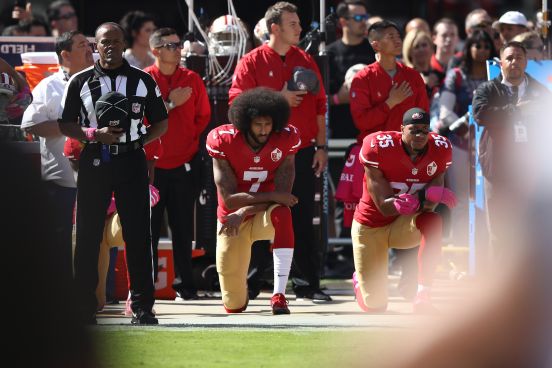 Colin Kaepernick, quarterback de los 49ers, durante el himno nacional antes de un juego de 2016.