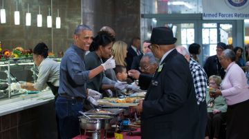 Barack y Michelle Obama repartiendo comida para la noche de 'Thanksgiving'.