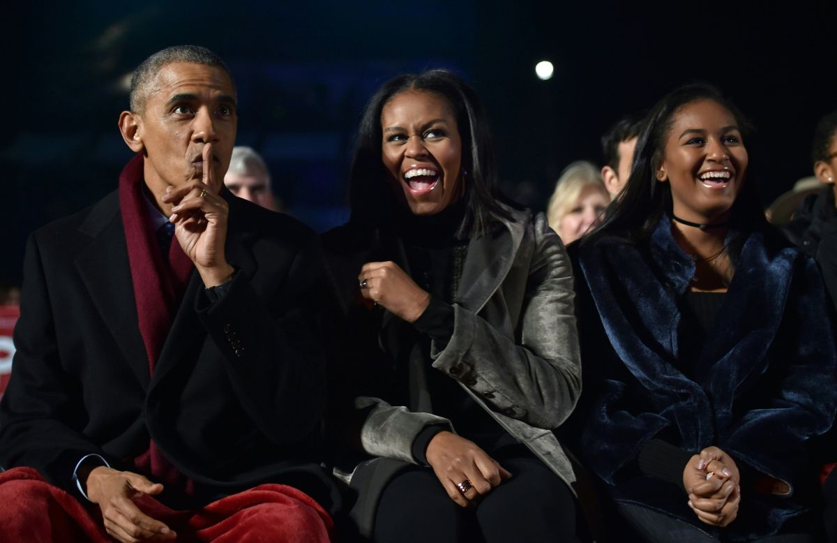 Sasha Obama junto a sus padres. 