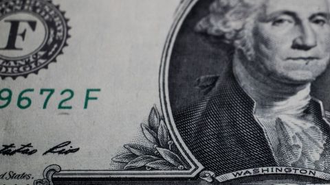 El precio del dólar aumentó en México.