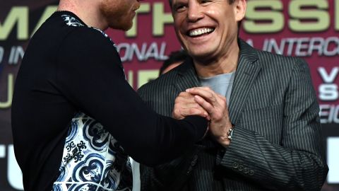 Saúl 'Canelo' Álvarez y Julio César Chávez se saludan en el Teatro KA del MGM Grand previo a la pelea de Álvarez con Julio César Chávez Jr. en 2017.