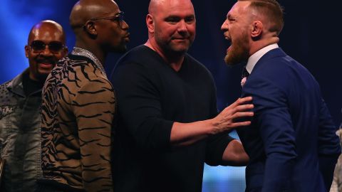 Dana White, del UFC, entre Mayweather y McGregor.