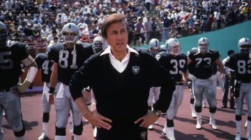 Tom Flores como entrenador de los Raiders de Los Ángeles en 1986. /George Rose/Getty Images