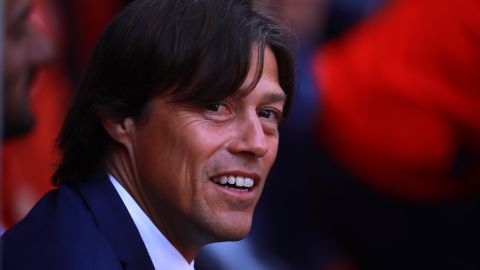 Almeyda mostró sus habilidades en el futbol americano.