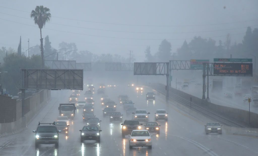 Lluvia, granizo y hasta nieve entorpecen actividades en Los Ángeles