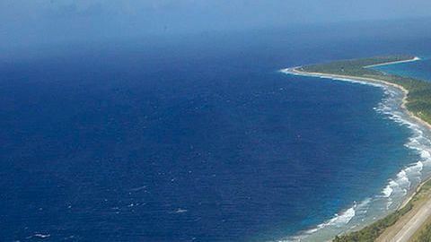 El aumento en el nivel del mar causado por el cambio climático podría ocasionar que los desechos se derramen en el océano.