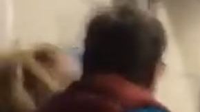 La empleada sacó de mala manera a la pareja del local.