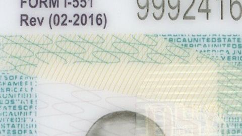 La medida no afecta a todos los portadores de "green card".