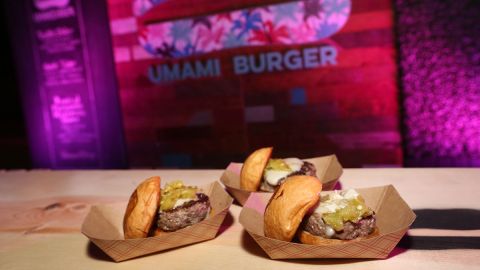 Sólo por hoy, y sin comprar nada, puedes llevarte una hamburguesa con papas gratis, además de participar para la dotación de un año.