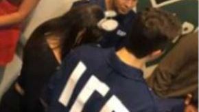 Fotos publicadas por el estudiante Daniel Pham el jueves, muestran a varios estudiantes con el logo de ICE.