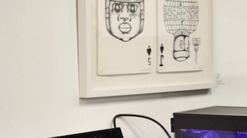 Martha Mendizábal (der.) instruye a jovencitas latinas para aprender acerca de como crear contenido para la VR y AR. (Suministrada)