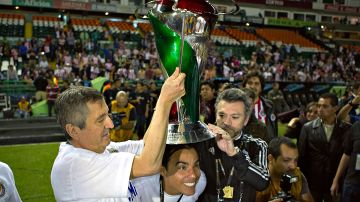 Jorge Vergara celebrando con Omar Bravo la obtención de la Copa MX en el 2015.