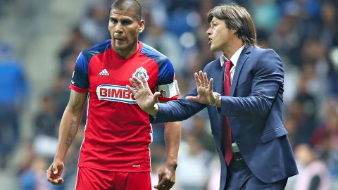 Salcido y Almeyda brillaron con Chivas