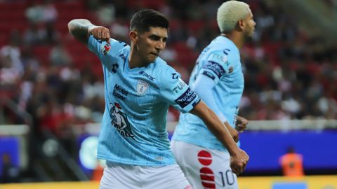 Víctor Guzmán celebra un gol con Pachuca.