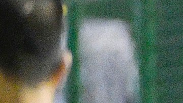 El árbitro central revisa el VAR durante el encuentro México vs. Brasil en el Mundial Sub 17.