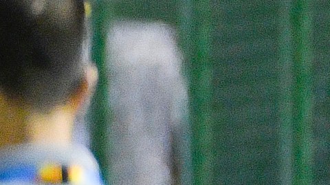 El árbitro central revisa el VAR durante el encuentro México vs. Brasil en el Mundial Sub 17.