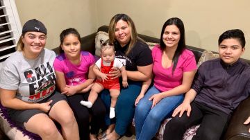 Jessica Valenzuela y sus hijos Paola, Emanuel, Emma y Samara; y su hermana Gabriela, solicitantes de asilo encontraron un lugar donde vivir. (Araceli Martínez/La Opinión)
