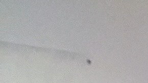 Personas de bajos recursos se reunieron el miércoles en LA Mission para recibir sus alimentos del Día de Acción de Gracias. (Jacqueline García/La Opinión)