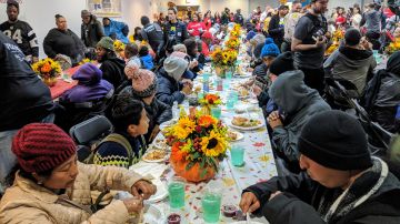 Personas de bajos recursos se reunieron el miércoles en LA Mission para recibir sus alimentos del Día de Acción de Gracias. (Jacqueline García/La Opinión)