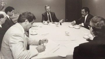 Visita del gobernador Pete Wilson a La Opinión en 1994.  En ese momento, Gerardo López (de saco blanco) era jefe de redacción del diario.