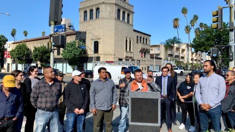 Vicente  Pelayo, uno de los trabajadores afectados con el robo de salarios exige justicia. (Araceli Martínez/La Opinión).