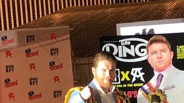 Canelo Álvarez con Óscar de la Hoya en 2018 en un evento de la revista The Ring.