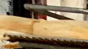 Javier Mejía, uno de los hermanos propietarios de Tamales Alberto, muestra la charola de tamales humeantes. (Araceli Martínez/La Opinión).