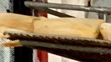 Javier Mejía, uno de los hermanos propietarios de Tamales Alberto, muestra la charola de tamales humeantes. (Araceli Martínez/La Opinión).