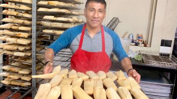 Javier Mejía, uno de los hermanos propietarios de Tamales Alberto, muestra la charola de tamales humeantes. (Araceli Martínez/La Opinión).