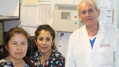 Doctor Ezequiel Dávila aparece con dos enfermeras.