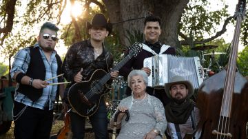 Irma G. Silva, de 81 años, ha sido nominada a los Grammy Latino junto al grupo Buyucheck en la categoría de grupo musical norteño. (Suministrada)