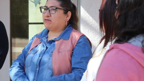 Aunque Rosalba trabaja muy duro para sacar a sus hijos adelante, y paga sus impuestos, no puede recibir una justa retribución por el crédito tributario al ingreso. (foto suministrada)