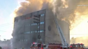 Edificio en llamas en Van Nuys.