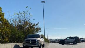 Investigadores reportaron que una motocicleta y dos vehículos estuvieron involucrados en un presunto altercado.