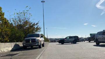 Investigadores reportaron que una motocicleta y dos vehículos estuvieron involucrados en un presunto altercado.