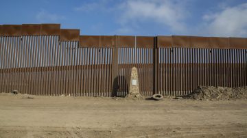 El muro fronterizo, un monumento al racismo y la crueldad.