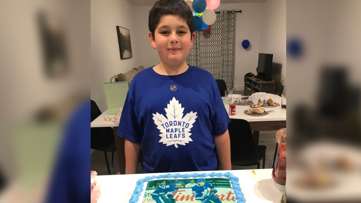 El equipo de Hockey Toronto Maple Leafs salvó el cumpleaños de un niño de 11 años después de que sus amigos lo abandonaron y no fueron a su fiesta.