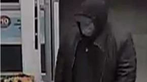 Aunque no se tiene una descripción exacta del hombre, la policía dice que mide 6’0” de estatura, vestía ropa de invierno de color oscura, y tiene una voz ronca.