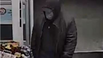 Aunque no se tiene una descripción exacta del hombre, la policía dice que mide 6’0” de estatura, vestía ropa de invierno de color oscura, y tiene una voz ronca.